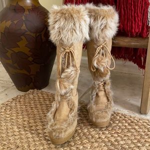 Suede Boots with Faux Fur